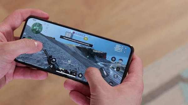Обзор Motorola Razr 60 Ultra: он деревянный!