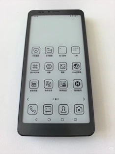 Hisense A10 Ultra с E-Ink-экраном и съёмным IPS на живых фото