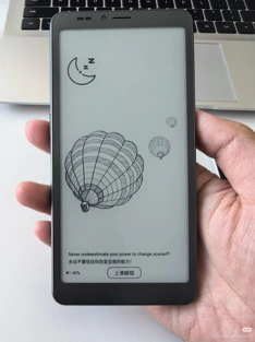 Hisense A10 Ultra с E-Ink-экраном и съёмным IPS на живых фото