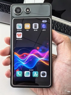 Hisense A10 Ultra с E-Ink-экраном и съёмным IPS на живых фото