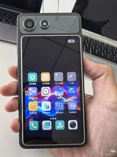 Hisense A10 Ultra с E-Ink-экраном и съёмным IPS на живых фото