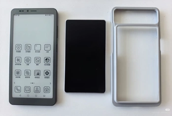 Hisense A10 Ultra с E-Ink-экраном и съёмным IPS на живых фото
