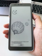 Hisense A10 Ultra с E-Ink-экраном и съёмным IPS на живых фото