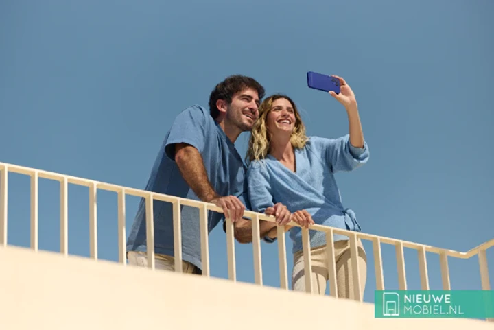 Пресс-фото Fairphone 6+ в синем цвете
