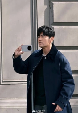 Vivo X500 Pro засняли в руке знаменитости: первый взгляд