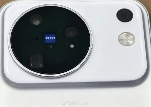 Прототипы Vivo X500 и X500 Pro крупным планом на живых фото