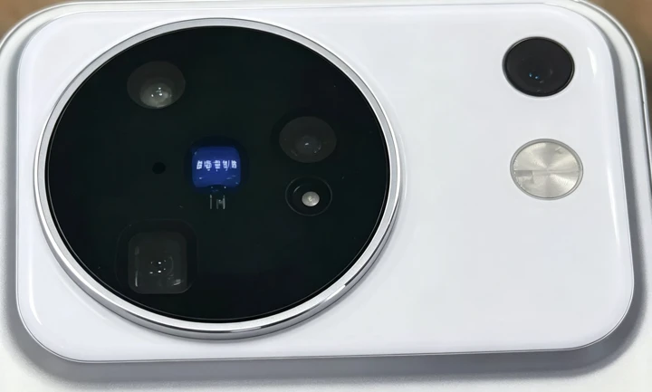Прототипы Vivo X500 и X500 Pro крупным планом на живых фото