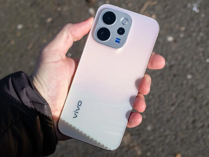 Vivo V70 вновь временно доступен дешевле 30 000 рублей