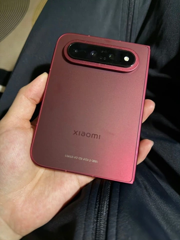 Xiaomi 18 Fold во всей красе показали на живых фото и постере