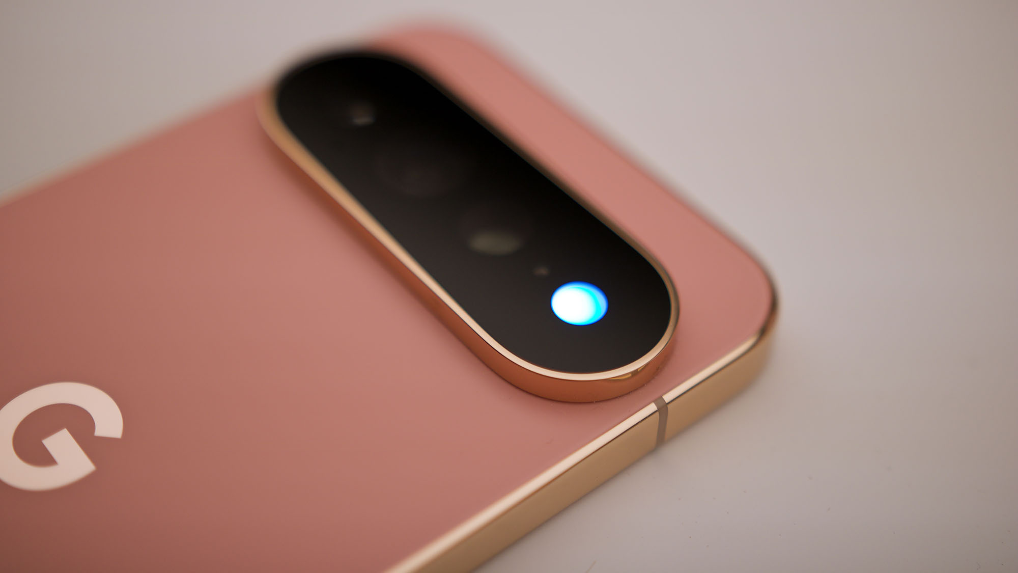 Пользователи Google Pixel 11 Pro жалуются на очень тусклый LED-фонарик