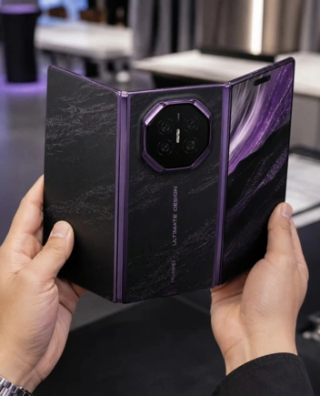 Фото Huawei Mate XT 2: фиолетовый красавец в новом формате