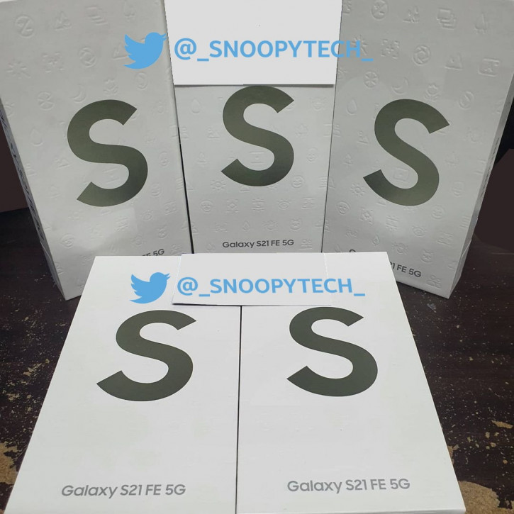 Эмодзи-коробка с Samsung Galaxy S21 FE на фото