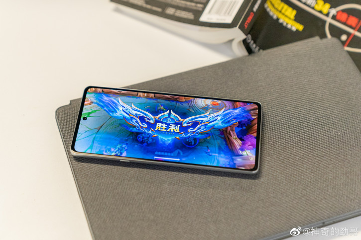 ? Motorola Moto Edge  Snapdragon 8 Gen 1   (+ )