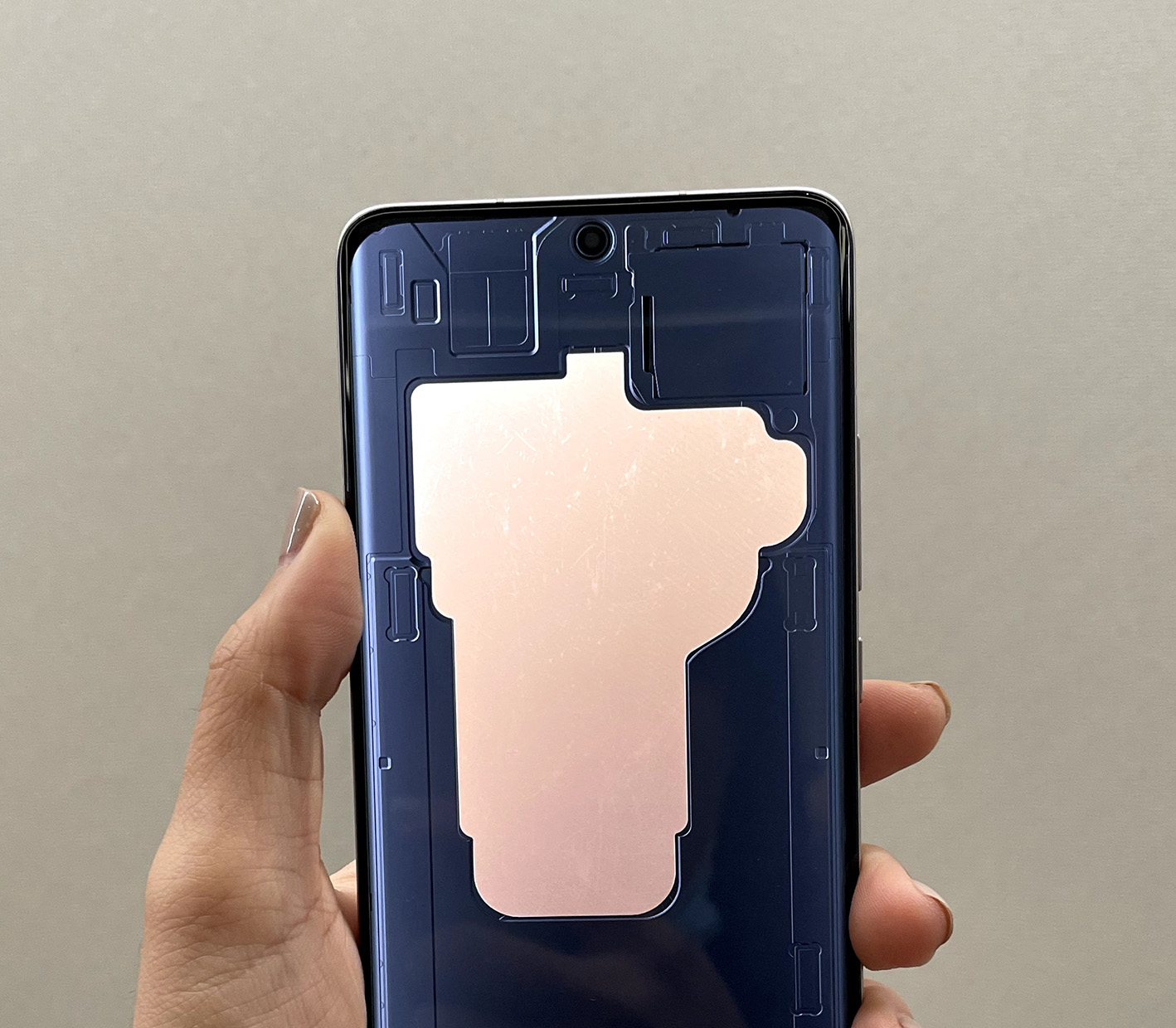 Что по рамкам? Xiaomi 12 впервые на живом фото в полный рост
