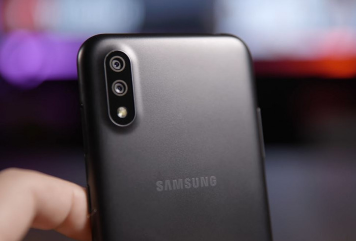 Учитесь, китайцы! Samsung обновляет Android на сверхбюджетке 2019 года