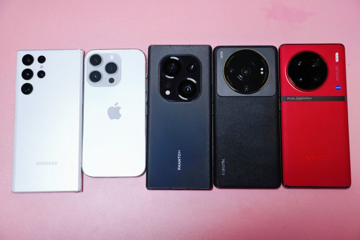 Причудливый Tecno Phantom X2 Pro позирует рядом с другими камерофонами