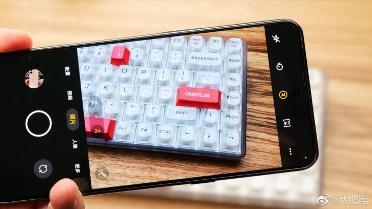 Первая ПК-клавиатура OnePlus позирует на фото