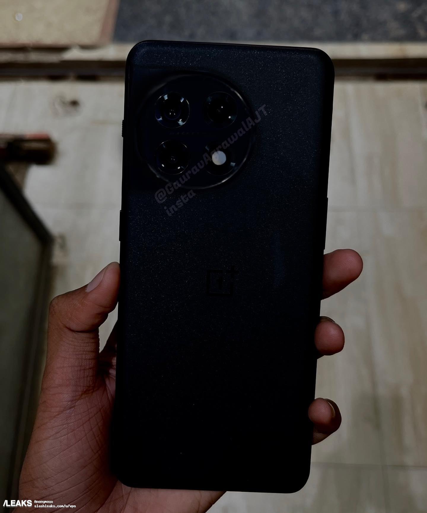 OnePlus 11 засветился в базе TENAA и показался на живых фото. Или нет?