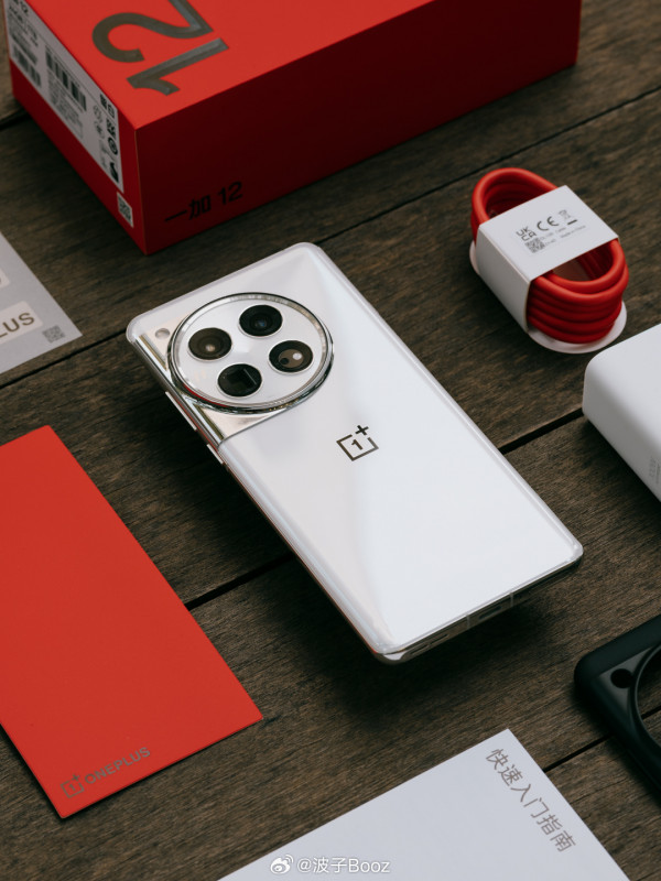 OnePlus 12 во всех цветах красуется на десятках студийных фото