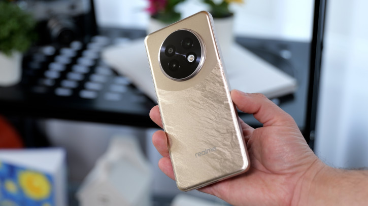  Realme 13+ 5G:    30 000?