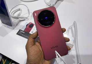 В Индии вышел красный Vivo X300: подборка фото