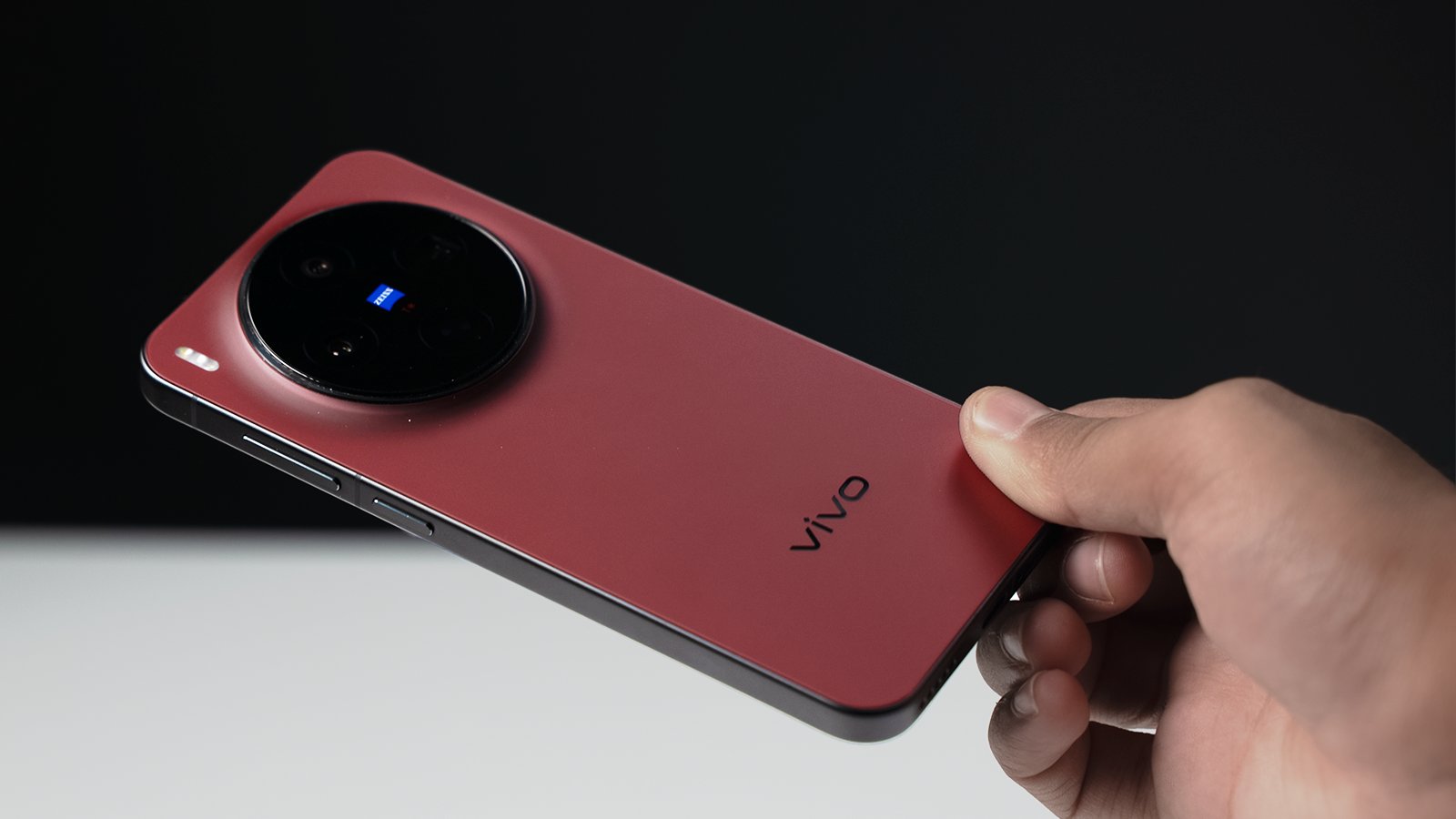В Индии вышел красный Vivo X300: подборка фото