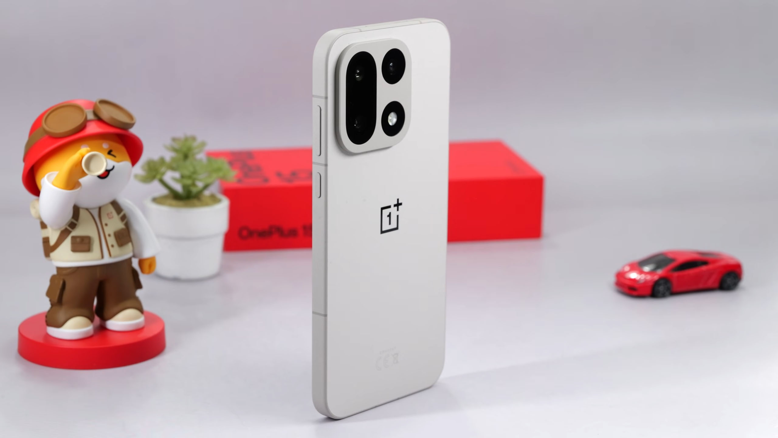 ВИДЕО: глобальный OnePlus 15 – всё самое главное за минуту