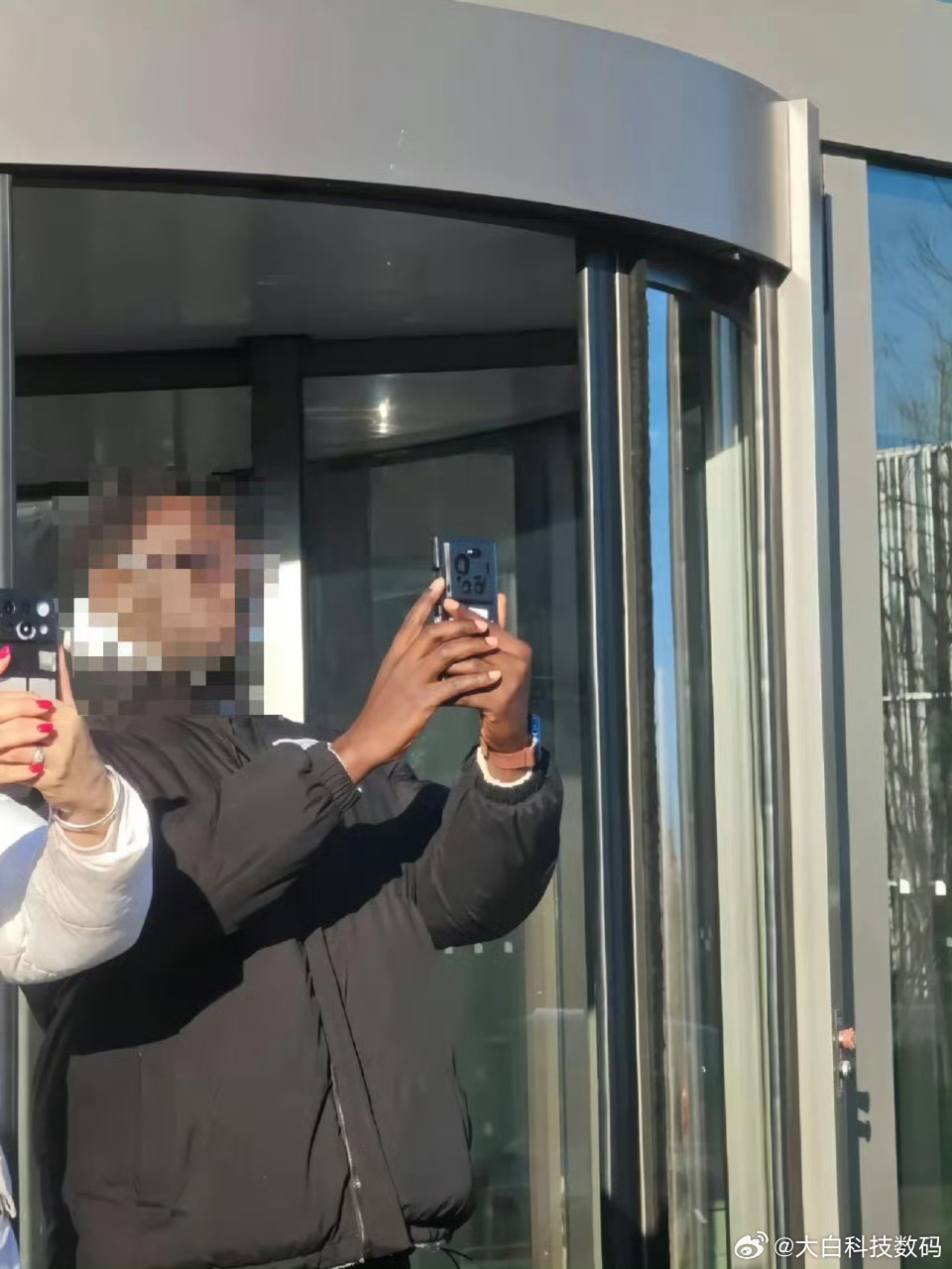 Xiaomi 17 Ultra засняли на улице до презентации