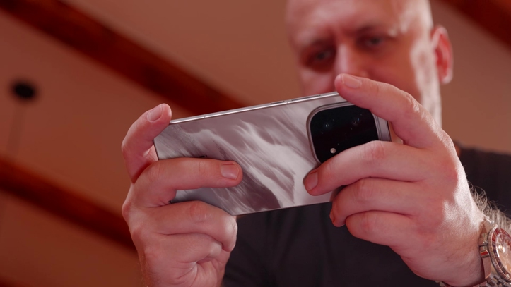 Обзор iQOO 15: смартфон — это лава!