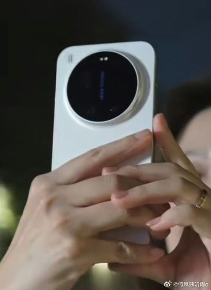 Утечка плакатов изумрудного Xiaomi 17 Ultra и новые живые фото