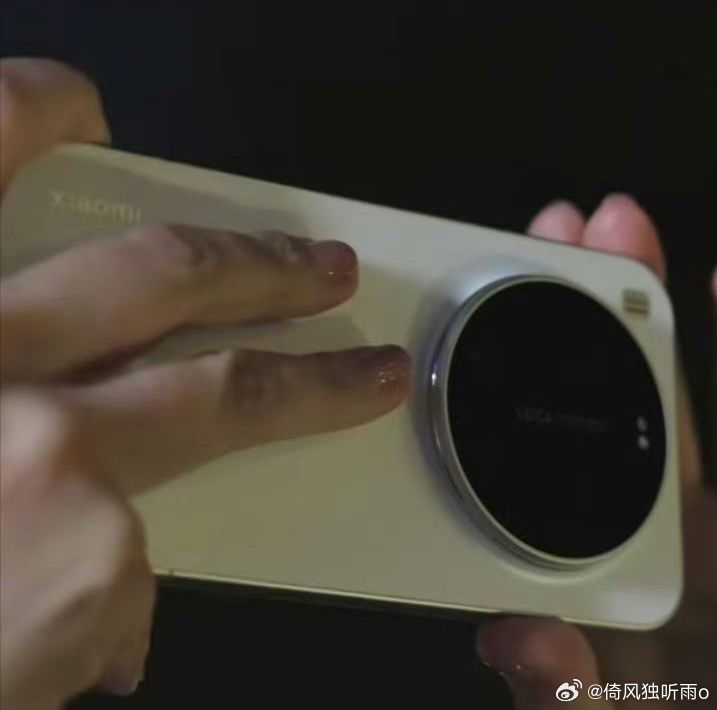 Утечка плакатов изумрудного Xiaomi 17 Ultra и новые живые фото