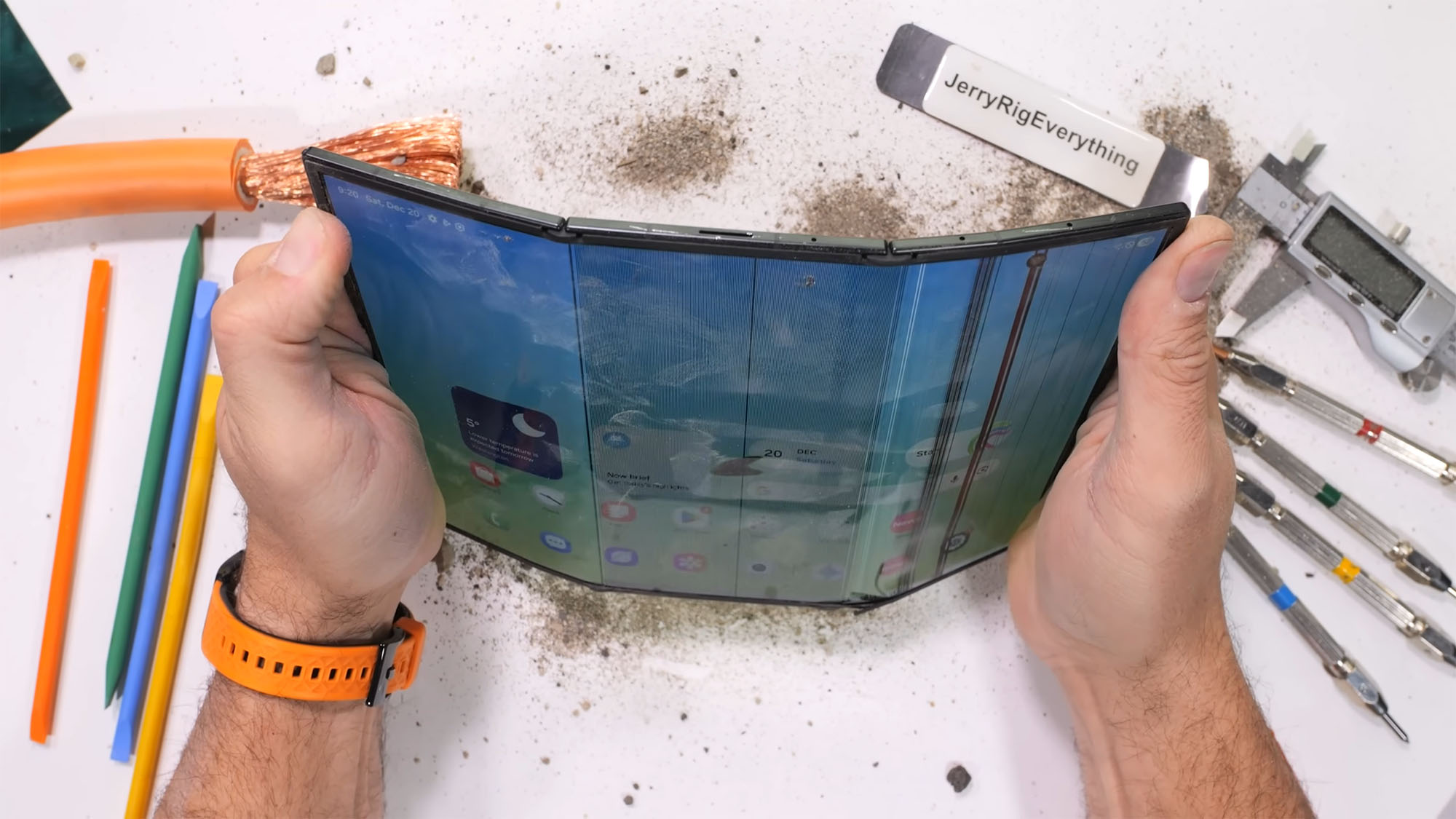 Samsung Galaxy Z TriFold погиб в ходе жестоких тестов на прочность