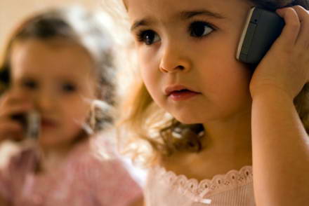 Дети обзаводятся первым мобильным телефоном в 8 лет