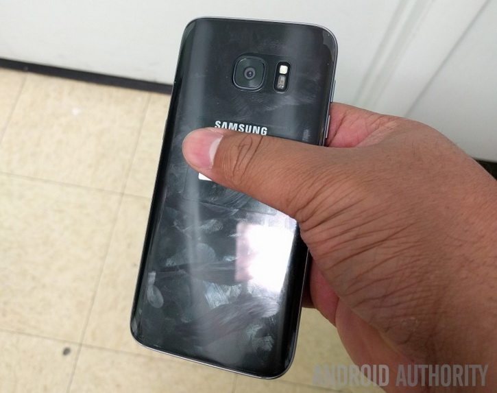 Samsung Galaxy S7    :  microSD 