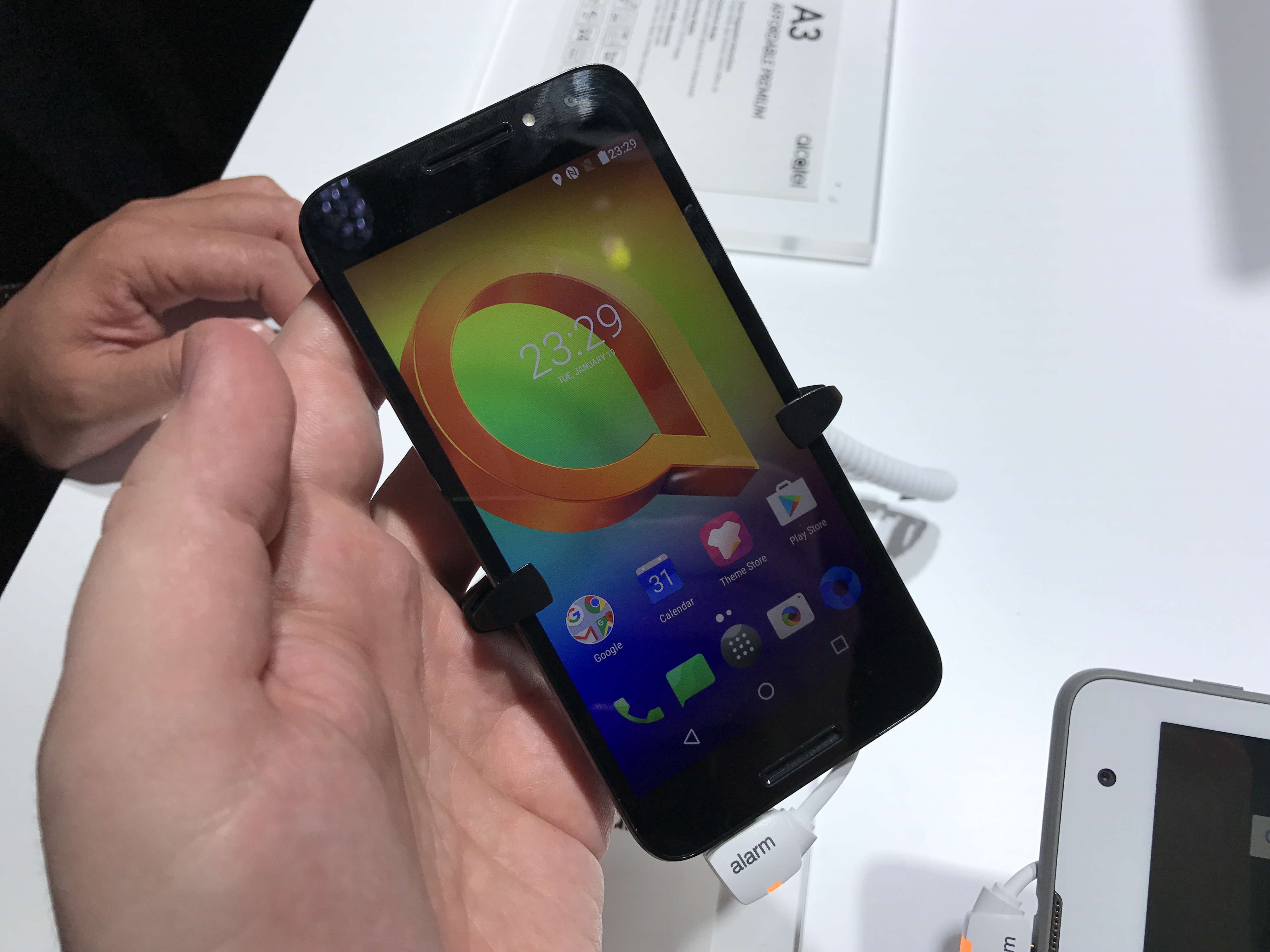 Alcatel A3, A5 LED, U5 и планшеты: живые фото новинок с MWC 2017