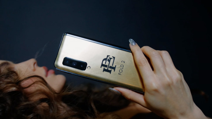 «Конкурент Galaxy Fold» за $399 предстал на промо-видео [18+]