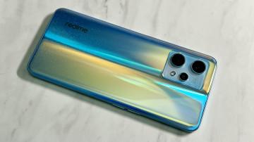 Realme 9 Pro+ со стеклом-хамелеоном на живых фото и видео