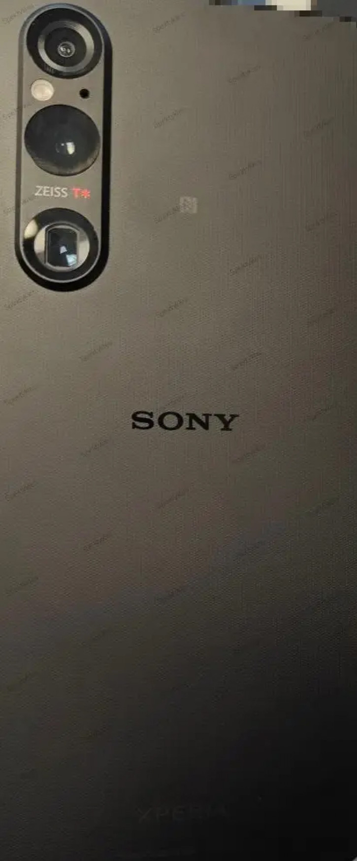 Sony Xperia 1 V засветился на живом фото: опять даунгрейды?