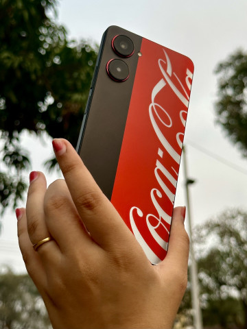 Реалмяу-кола в реальную величину и больше фото Realme 10 Pro Coca-Cola