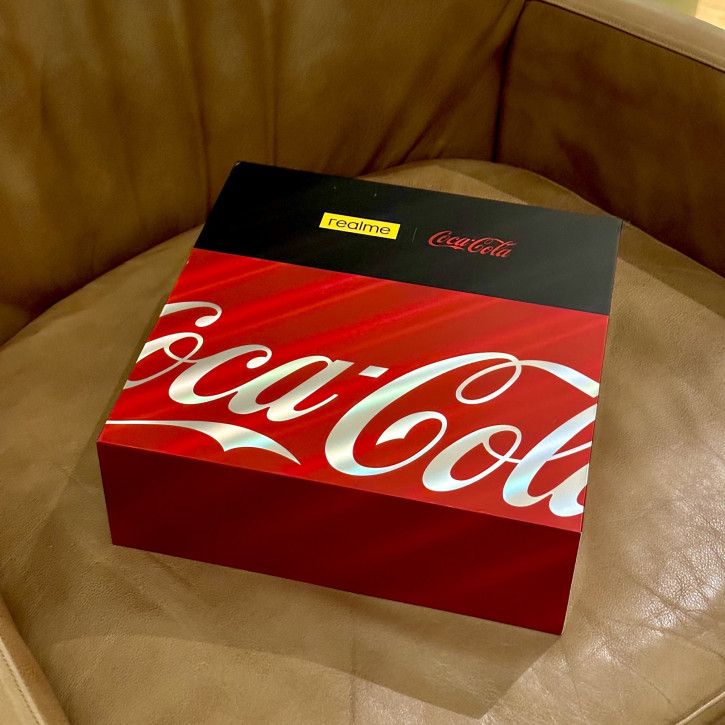Реалмяу-кола в реальную величину и больше фото Realme 10 Pro Coca-Cola