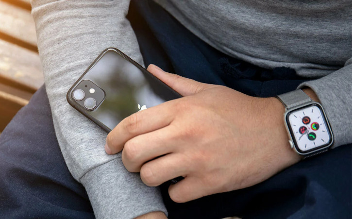 Исследование: Apple Watch на руке указывает на модель iPhone в кармане