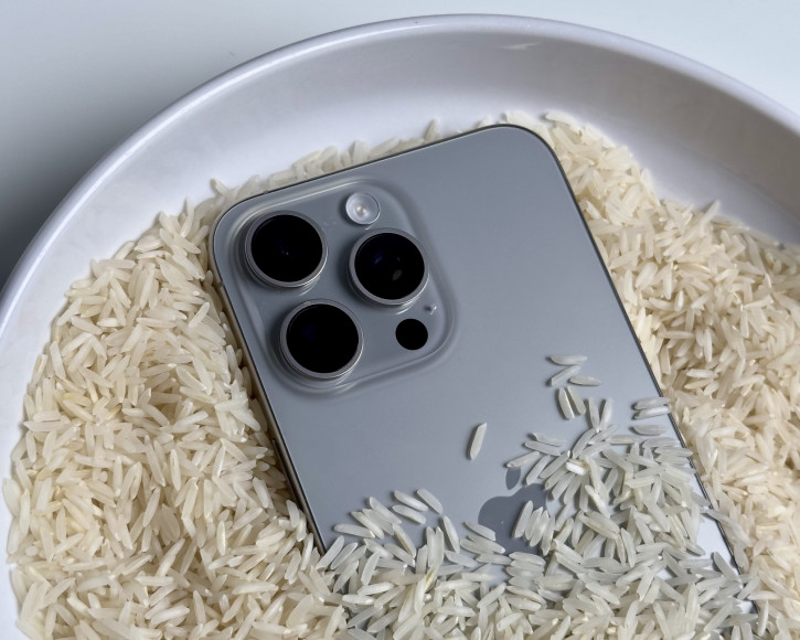 Apple запретила сушить мокрый iPhone дедовским методом