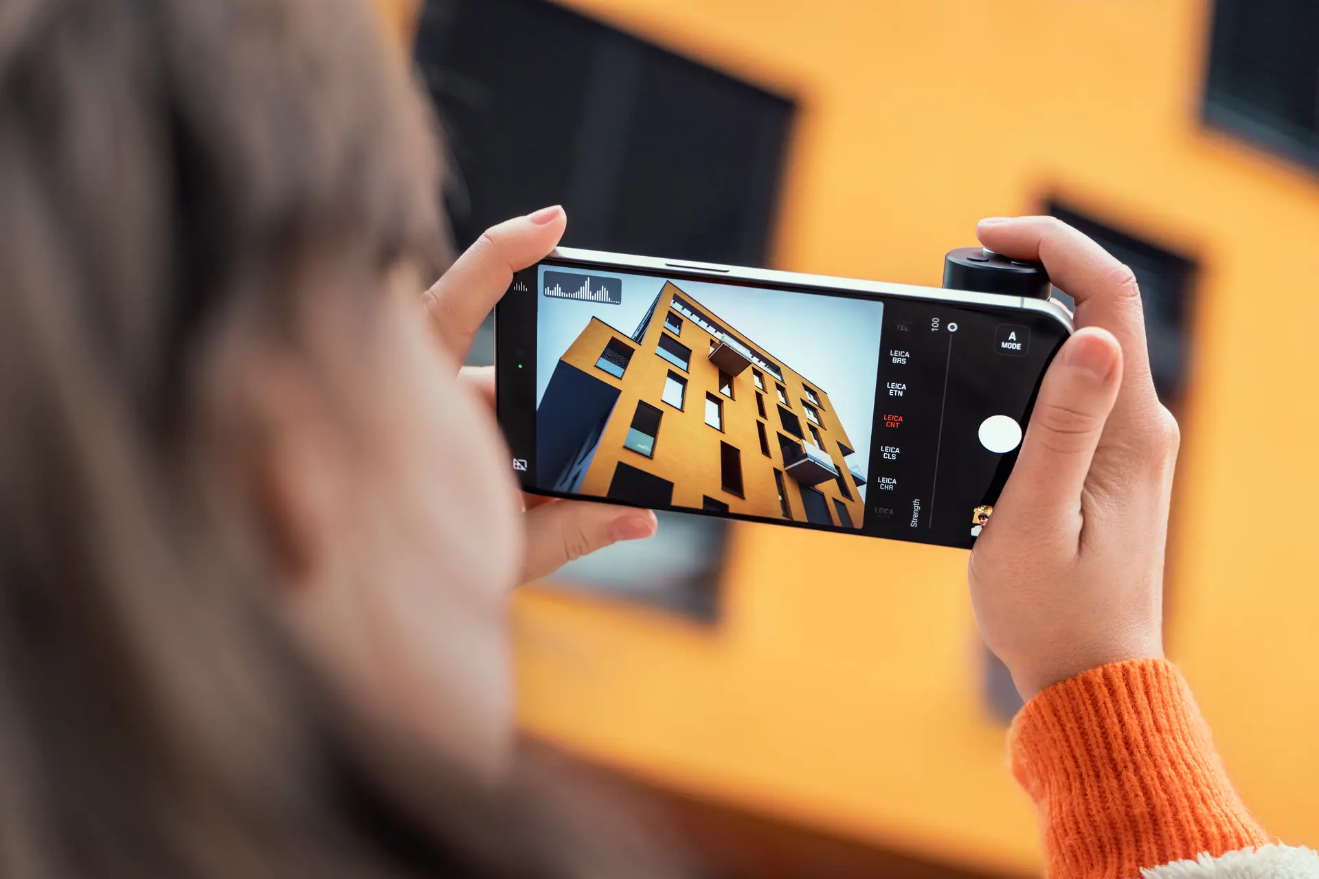  Leica LUX Grip: -  iPhone    