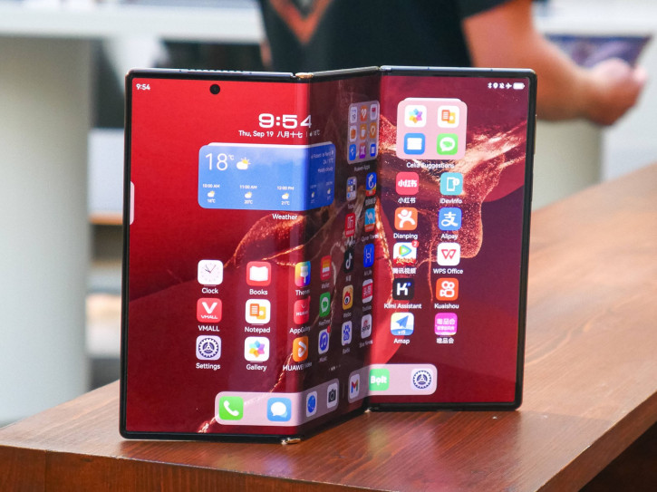 Huawei Mate XT    :    