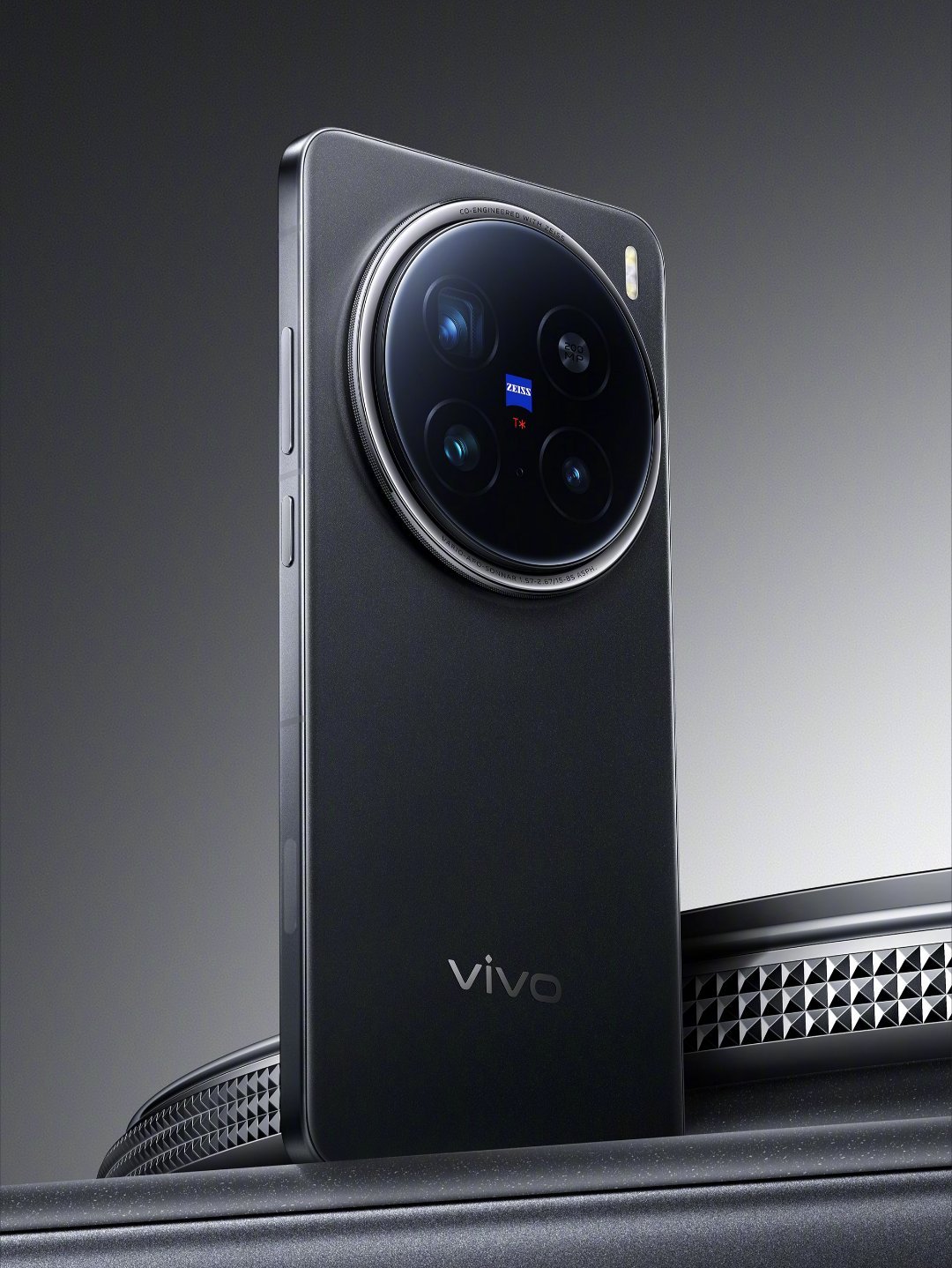 Vivo X200 Ultra на первых &quot;официальных&quot; постерах и сроки его выхода