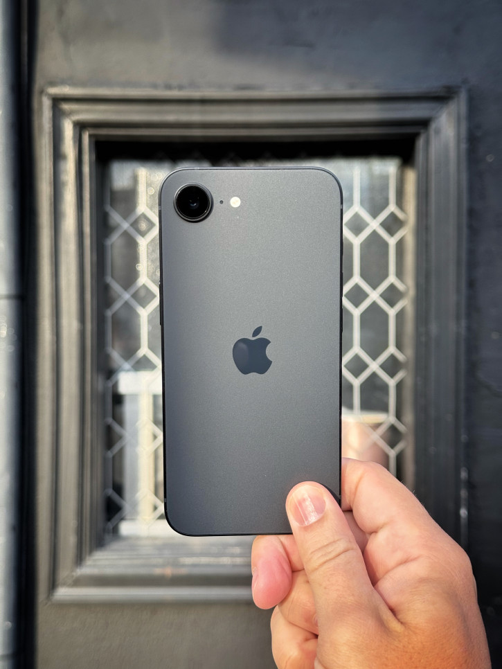 iPhone 16e         
