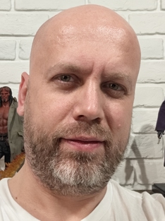 Обзор OPPO Reno15 5G: смартфон, который вернет вас в начало 2000-х