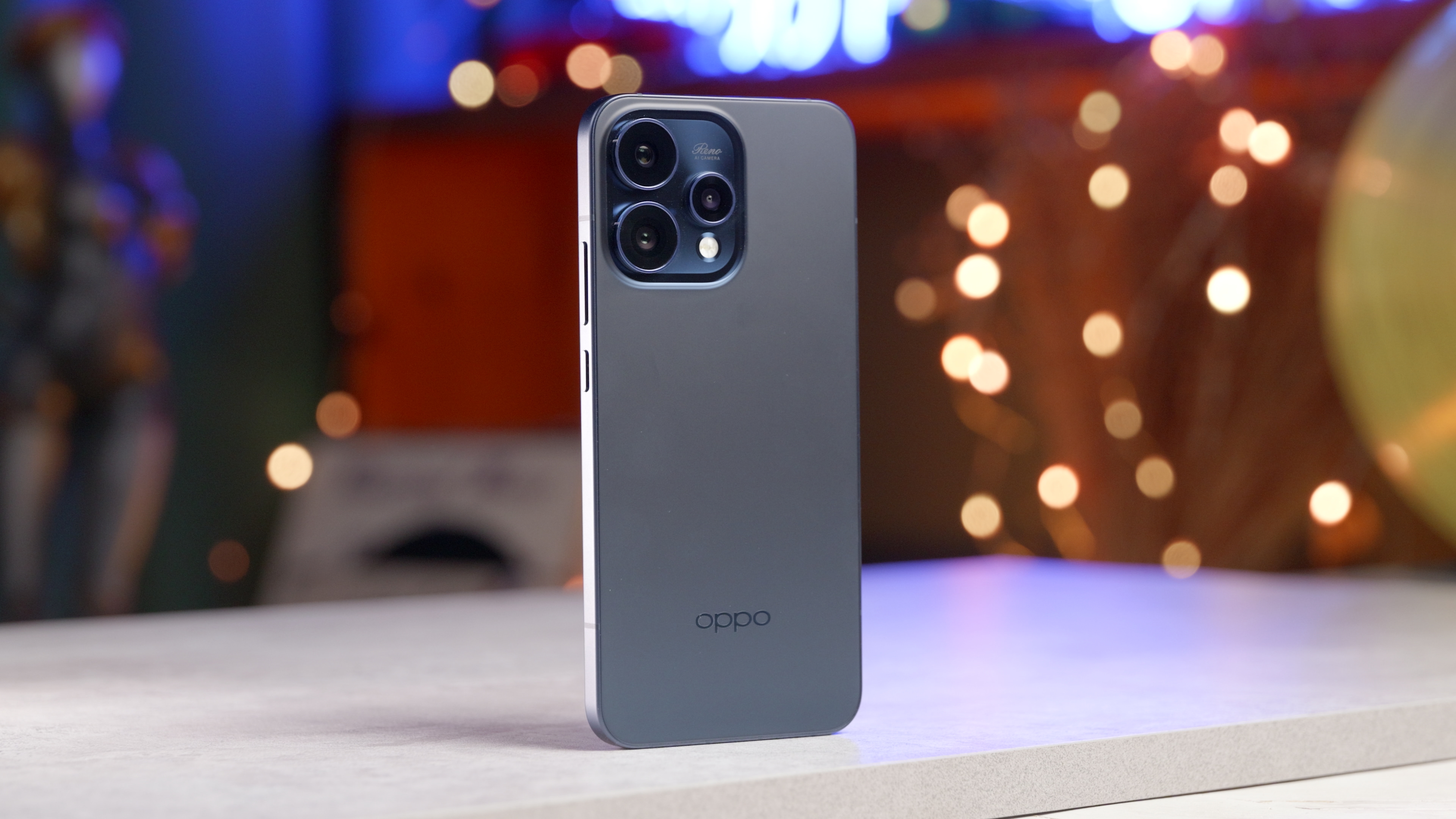 Обзор OPPO Reno15 5G: смартфон, который вернет вас в начало 2000-х