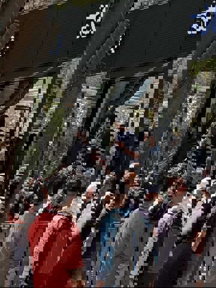 Бардак и разгон фанатов полицией: как Nothing первый магазин в Индии открывала