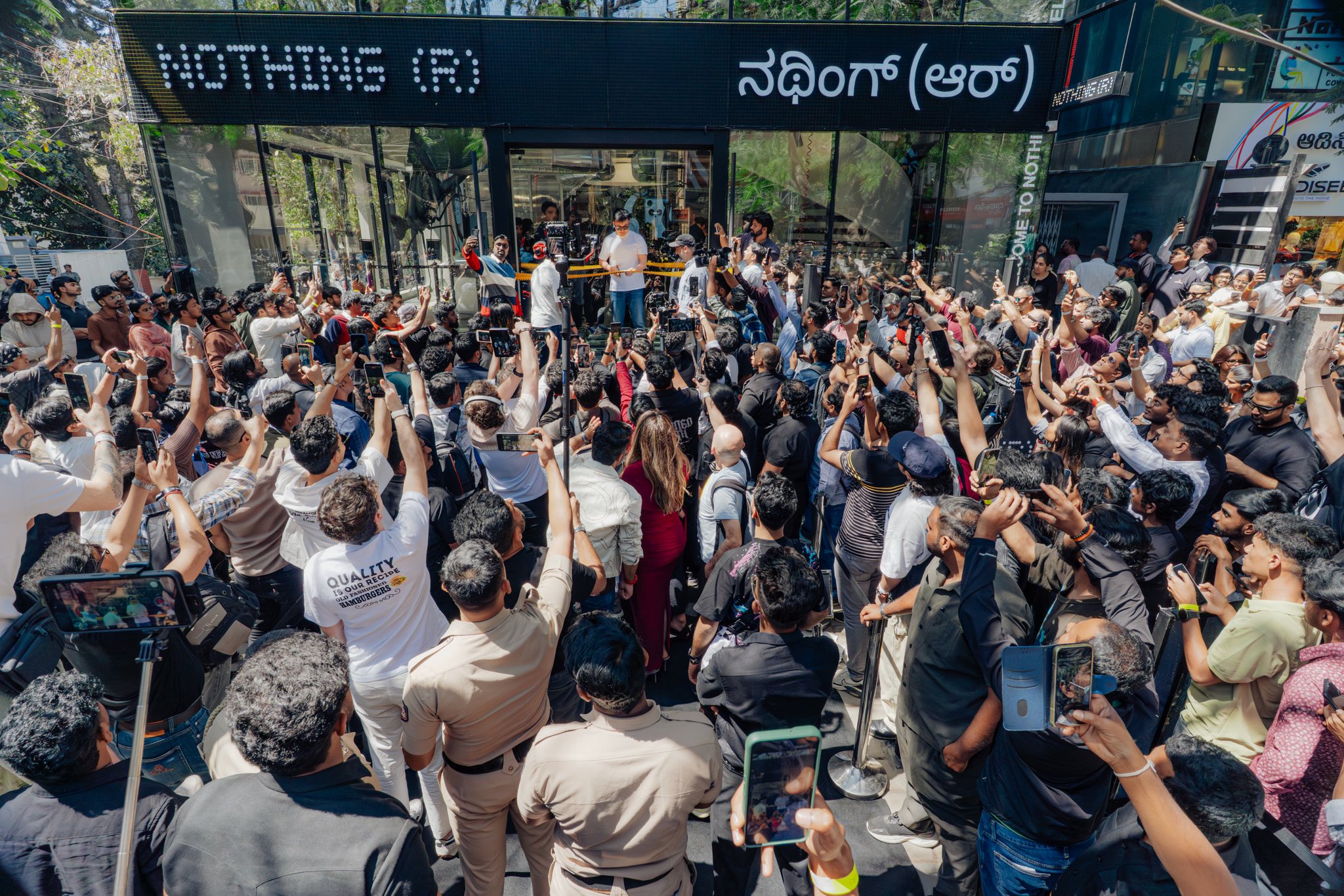 Бардак и разгон фанатов полицией: как Nothing первый магазин в Индии открывала